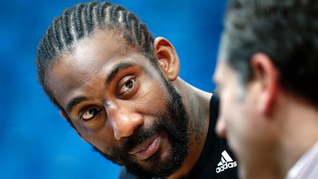 amare-stoudemire-israel-glasses-ref-video.jpg